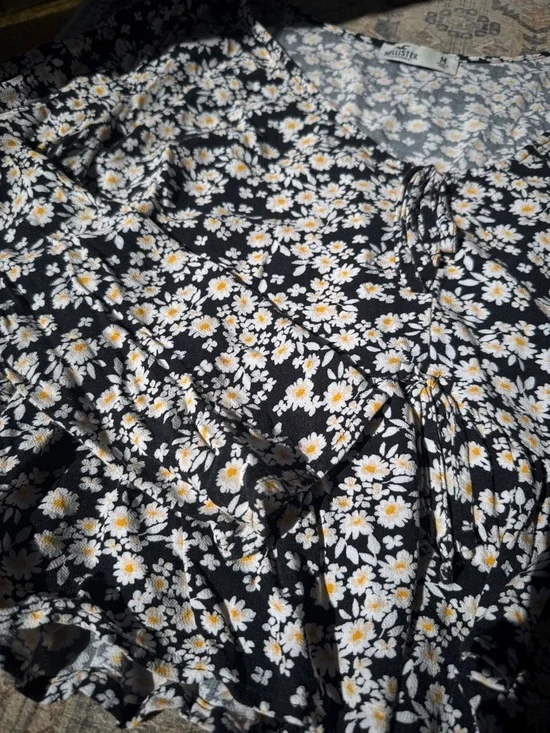 Hollister Black Floral Daisy V-Neck Tie-Front Blouse - Picture 5 of 5